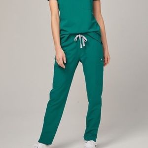 Hunter green figs yola skinny bottoms in size small tall